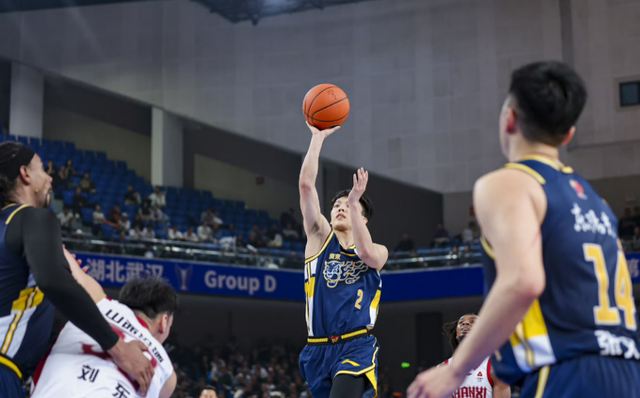 MK体育app下载-广东宏远拒绝输球！全力击败上海男篮，奎因对位张镇麟，央视直播