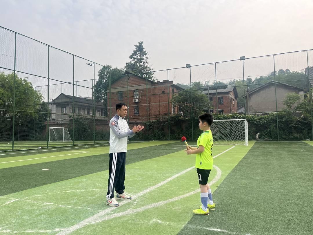 川超自贡球员现身塘坎上小学足球决赛 寄语学子：“享受比赛，勇敢踢球！”